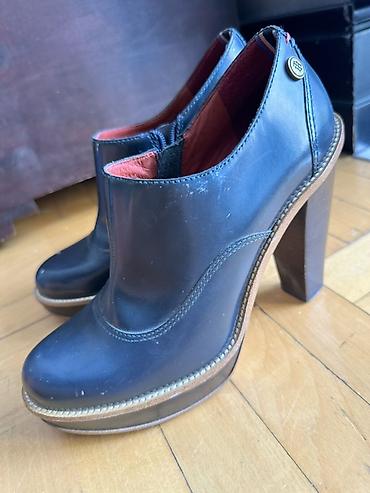 Qadın ayaqqabıları: Tommy Hilfiger qadın ayaqqabısı – yüksək dabanlı platforma bootie — 1