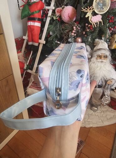 Ostale dečije stvari: Stitch pernica
1600din
Uz pernicu ide jedan sjaj i dve gumice — 4