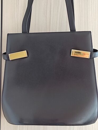 рюкзак для похода: Продаю сумку кожаную, черного цвета. Формовая. ( держит форму) Куплена
