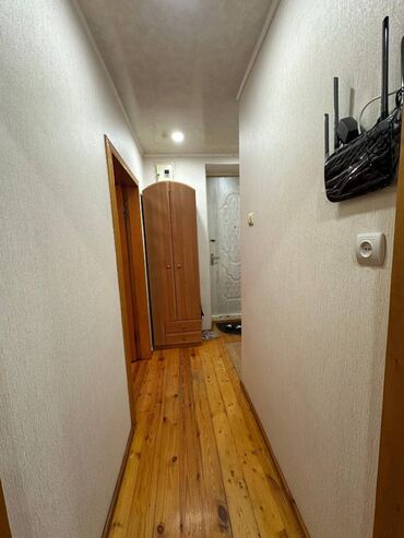 Uzunmüddətli kirayə mənzillər: Inşaatçılar metrosu düz çıxışında 5 mərtəbəli binanın 1-ci mərtəbəsi — 7