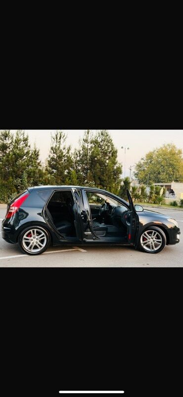 Hyundai: Hyundai i30, qara rəng, 5 qapılı hatchback. Mühərrik və yürüş - CRDi — 12