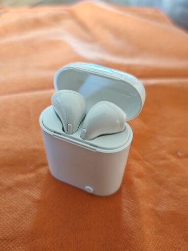 Slušalice: Prodajem bežičnie Bluetooth slušalice sa kućištima. 1) Bela TWS — 1