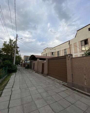кв бишкек долгосрочно в Кыргызстан | Долгосрочная аренда квартир: 200 м², 9 комнат, Забор, огорожен