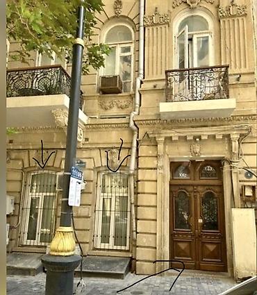 Axundov bağı yanında, memarlıq abidəsi olan tarixi binanın 1-ci