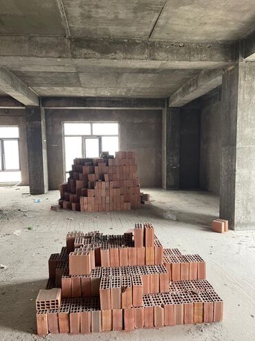 Yeni tikili: Yaşıl Bazarın yaxınlığında, 12 mərtəbəli binanın 8-ci mərtəbəsində 4 — 2