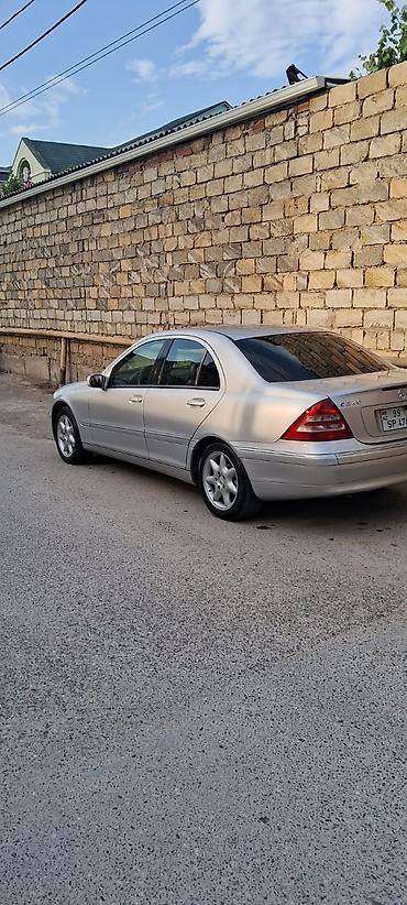 mersedes manitor: Mercedes-Benz 240: 2.6 l | 2001 il Sedan — 1