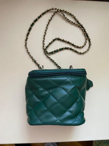 зеленая мужская кофта: Zəncirli çiyin çantası – tünd yaşıl - Material: quilted (romb