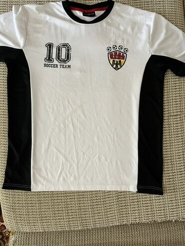 Əlcəklər: Ağ və qara rənglərdə olan bu futbol maykası, “10 SOCCER TEAM” yazısı