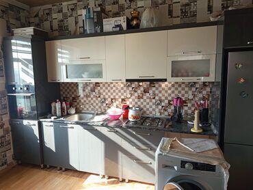 продам кухонный гарнитур бу: Kod 7319 Mətbəx mebeli ölçü 4 metr Qiymət 500 azn . Cox az işlənmiş
