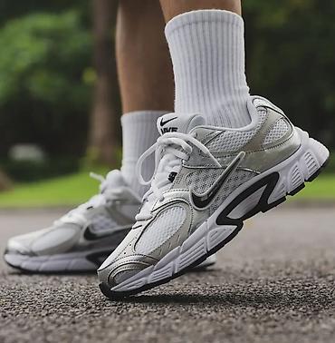 Мужские кроссовки, 41.5, 42, Nike, Новый, цвет - Серебристый