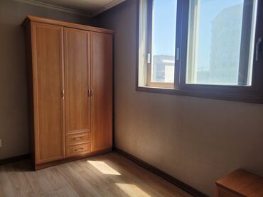 кровать в виде машины для мальчика: Уктоочу бөлмө гарнитуру, Колдонулган, Эки кишилик керебет, Жыгач, түсү - Саргыч боз