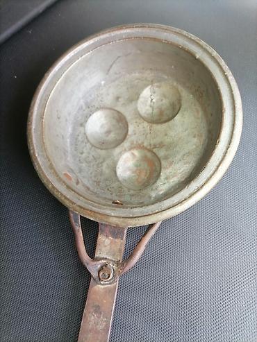 metalac posude za kafu i secer: Stara metalna tava za poširanje jaja (3 ležišta) - Materijal: metal — 3