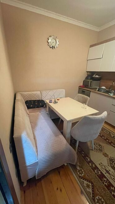 Divan və masa dəstləri: Bu mətbəx künc dəsti rahat oturacaq sahəsi və yığcam ölçüləri