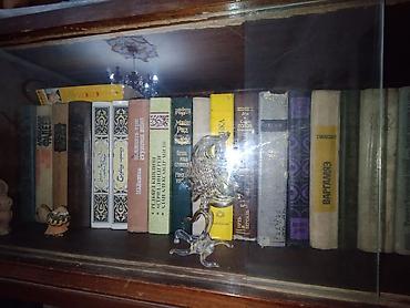 Книжные шкафы: Продаю книги оптом и в розницу. Прошу 30 сом за книгу. Оптовым — 13