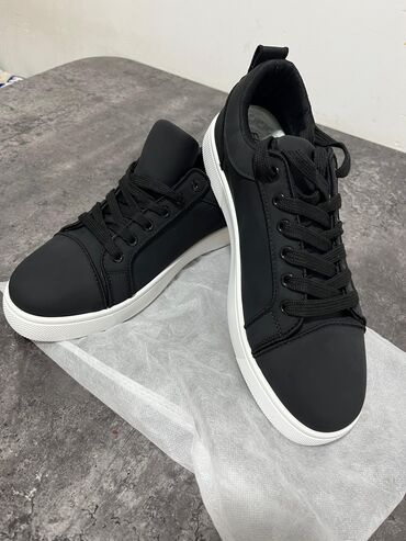 с переездом: Мужские кроссовки, 44, Christian Louboutin, Новый, цвет - Черный, Самовывоз, Платная доставка