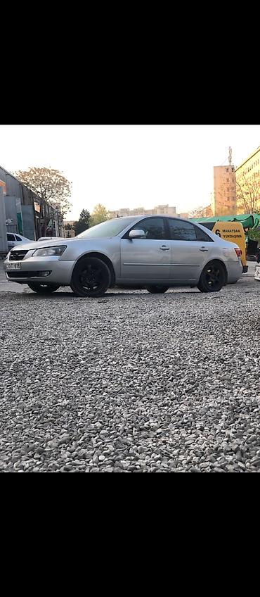 sonata 2003: Hyundai Sonata sedan modeli gümüşü rəngdədir və zərif dizayna — 10