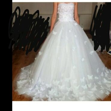 Свадебные платья: Продаю. одевалось 1 раз
Белое,пышное,с бабочками + фата 
9000