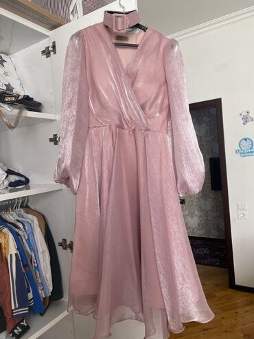 zara geyim: 2defe geyinilib. 150azn e alinib. 25azn satilir. Olcusu L/XL ucun