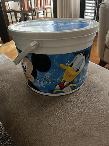 puf: 2 Disney On Ice plastična kanta sa poklopcem i ručkom. Cena je za — 1