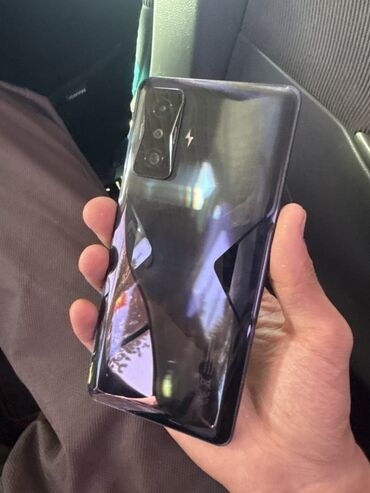 pixel 8 pro бишкек: Черный смартфон с глянцевой задней панелью, украшенной рисунком