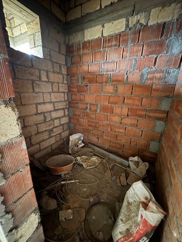 Həyət evləri və villaların satışı: Satılır: 2 mərtəbəli yarımçıq tikili (daş ev) - Tikinti materialı — 8