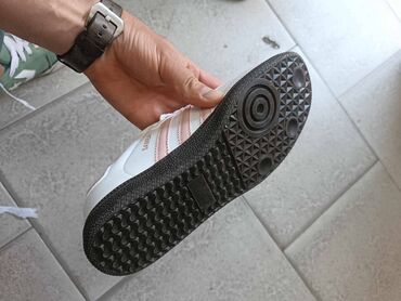 Patike: Adidas Samba patike

Novo
Brojevi 36 do 46

fb Moja Kupovina 1 — 3