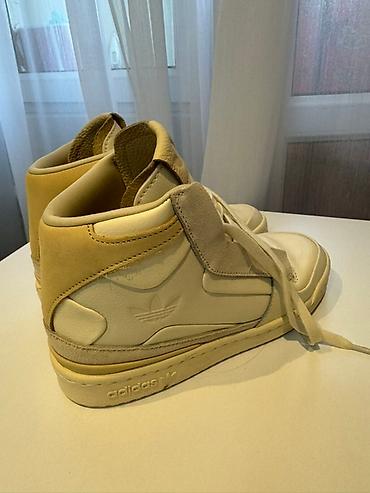 Krasofkalar və idman ayaqqabıları: Ağ rəngli, yüksək boğazlı Adidas idman ayaqqabıları.park bulvardan 430 — 3