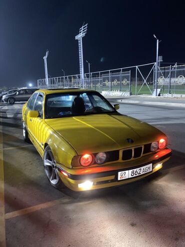 руль на х5: Желтый седан BMW E34 с характерным дизайном кузова. Автомобиль оснащен