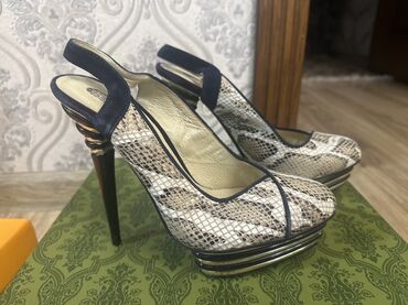 черные кожаные туфли: Женские туфли на высоком каблуке с открытой пяткой (slingback) и
