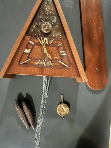 часы настенные дизайнерские: Настенные механические часы с маятником и гирями. - Корпус в форме