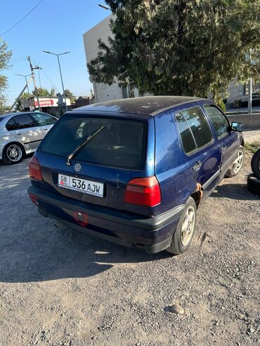 матиз автомат продаю: Хэтчбек Volkswagen Golf III темно-синего цвета, оснащенный пятью