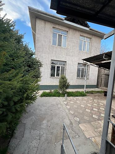 Двухэтажный дом с прилегающим двором и навесом - Капитальный