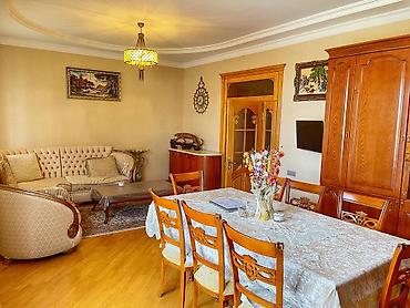 Həyət evləri və villaların satışı: Satılır – 3 mərtəbəli fərdi yaşayış evi - Ümumi sahə: geniş həyətli — 3