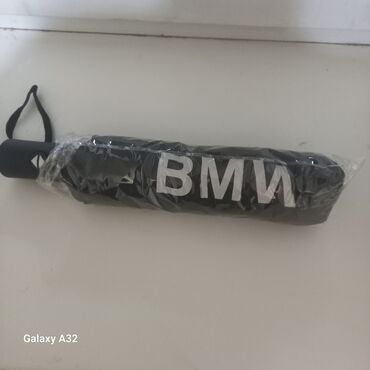 сумка курьера: Черный складной зонт с логотипом BMW, выполненным белыми буквами и