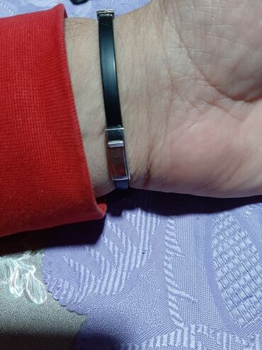 Narukvice: Srebrna narukvica 925 finoce sa gumenom podloskom ima dva slova i — 5