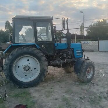 Traktorlar: Belarus MTZ tipli təkərli traktor Xüsusiyyətlər: - Kabinəli