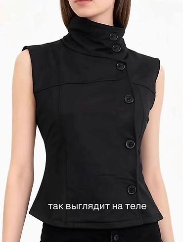 мужские жилетки: Черный топ-жилет с высоким воротником и асимметричной застежкой на — 2