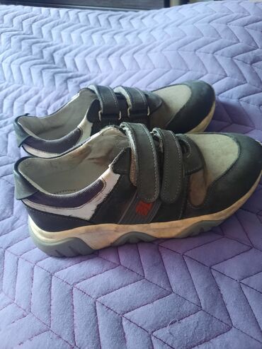 детская кожаная обувь: Отдам даром кожаные кроссовки Бебетом в хорошем состоянии 32 размер
