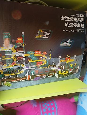 Детский мир: Игровой набор «DIY Track Parking Lot – космическо‑динозавровая — 3