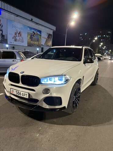 мерседес бенц универсал: Белый кроссовер BMW X5 с черной решеткой радиатора и черными дисками