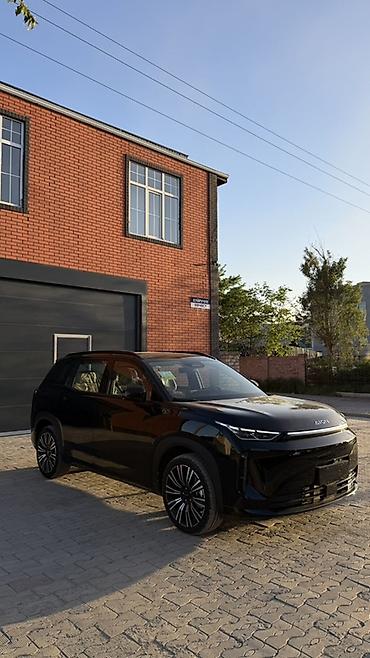 GAC: Черный кроссовер/внедорожник с просторным салоном и бежевой кожаной — 15