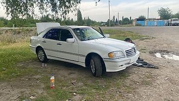 фольксваген пассат 1: Mercedes-Benz C‑Class (W202) sedan – ağ rəng Xüsusiyyətlər: - Kuzov — 2