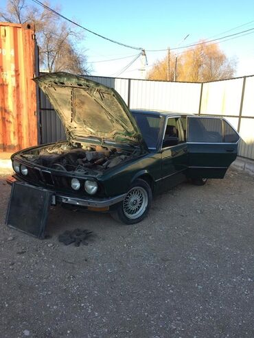 газ 3303: Продается BMW E28 темно-зеленого цвета. У автомобиля открыт капот, что