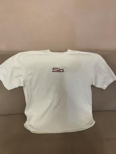 Futbolkalar: Ağ rəngli uniseks T‑shirt. Ön tərəfdə bordo rəngdə “Sio.” loqotipi — 3