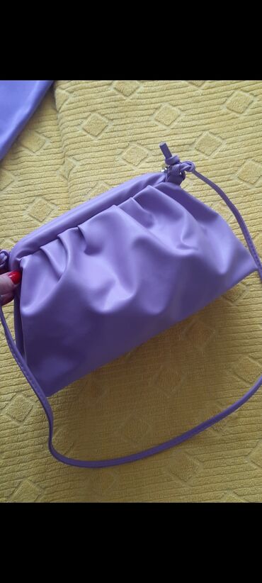 predivan laneni sako: Prelepa lila torbica, sa dužim kaišem I lancem koji se skida. Zatvara