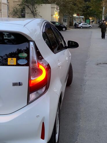 Toyota: Toyota Aqua hibrid hetçbek - Rəng: ağ - Güzgülərdə dönmə siqnalları — 4