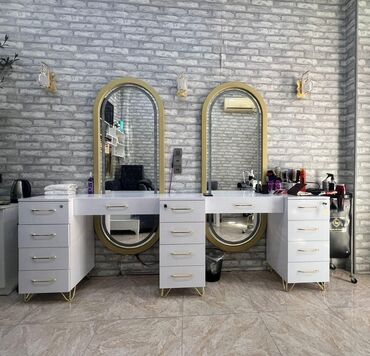 Salon, tibbi mebel dəsti: Salon ucun guzgulu mebel satılır. Tezedir bir ededin Qiyməti 280
