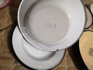 Kompleti posuđa: Cena za jedan a za vise dogovor Set emajliranih tanjira sa cvetnim — 10