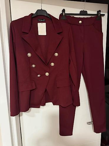 plisirani komplet: Elegantni damski komplet – sako i pantalone u bordo boji. - Sako dupli — 1