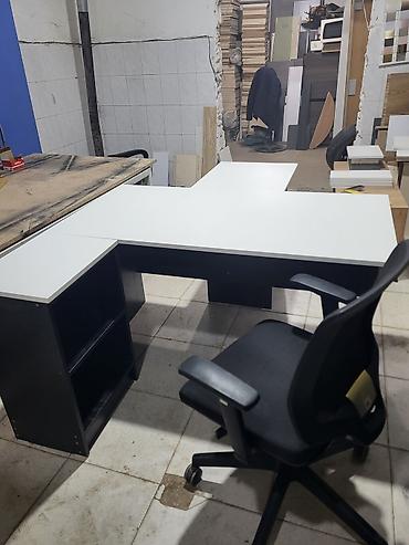 komputer desti: Ofis üçün L formalı iş masası dəsti - Dizayn: Qara-ağ rəngli, müasir — 6